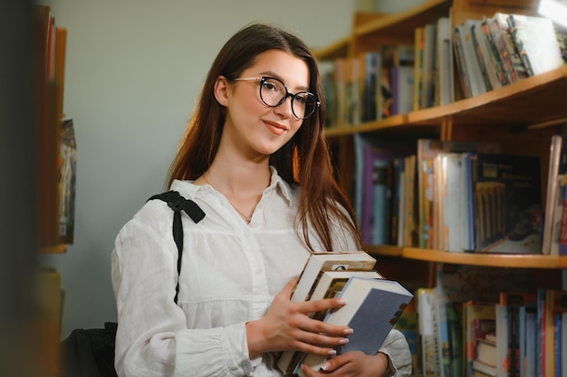 Schönes Mädchen in einer Bibliothek