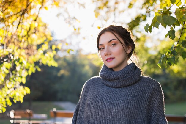 Schönes Mädchen in einer Strickjacke in einem Herbstpark