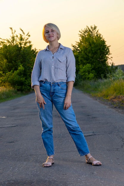 Schönes Mädchen in Jeans auf der Straße