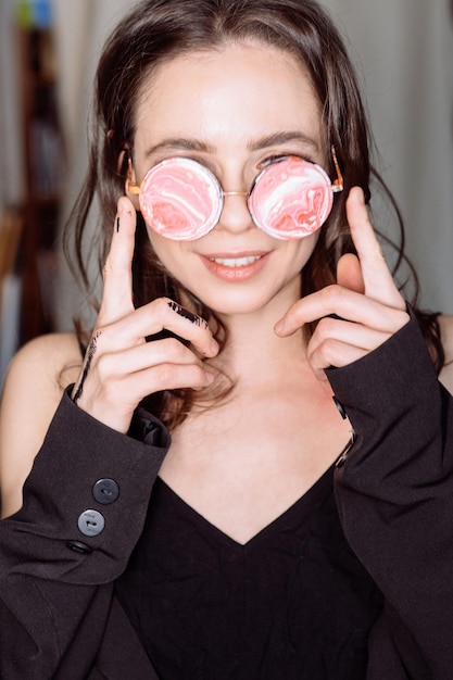 schönes Mädchen in rosa Brille