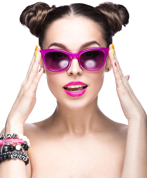 Schönes Mädchen in rosa Sonnenbrille mit hellem Make-up und bunten Nägeln Schönheitsgesicht