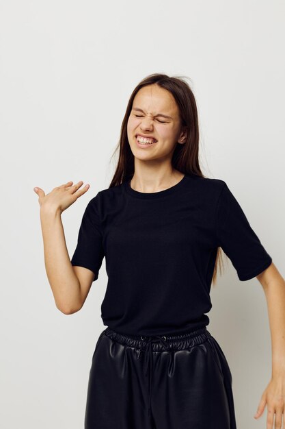 Schönes Mädchen in schwarzen Hosen und einem isolierten Hintergrund mit T-Shirt-Mode