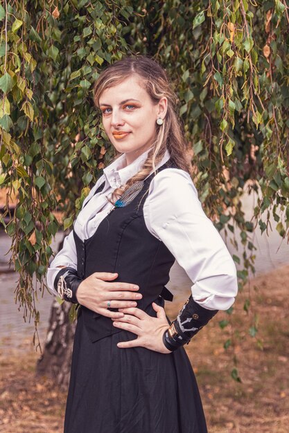 Schönes Mädchen in Steampunk-Kleidung