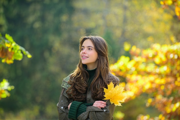 Schönes Mädchen in stilvoller Modekleidung im Herbstpark schöne Frau draußen am sonnigen Tag