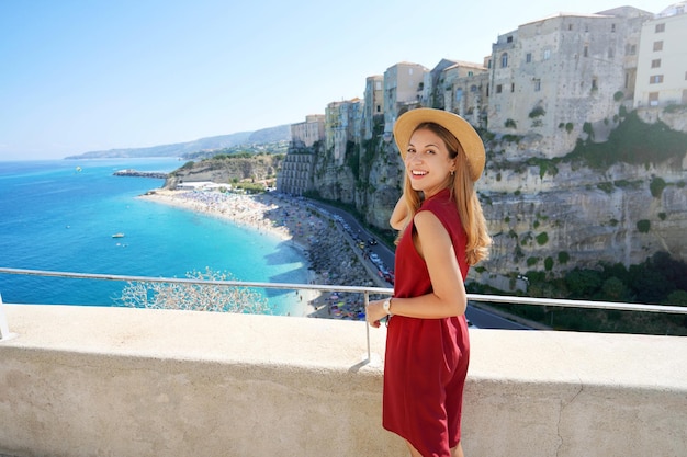 Schönes Mädchen in Tropea Italien Attraktive junge Touristenfrau, die im Dorf Tropea an der Küste der Götter Kalabriens Italien spazieren geht