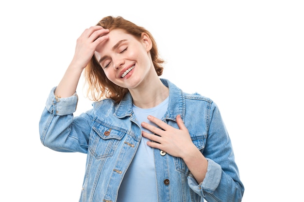 Schönes Mädchen Lächeln freundlicher Ausdruck Händchen haltend auf Herz zeigen Liebe und Sympathie weißer Hintergrund