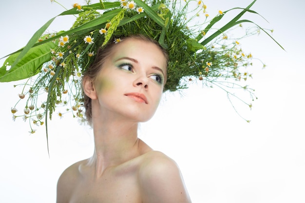 Schönes Mädchen mit einem Kranz aus Wildblumen