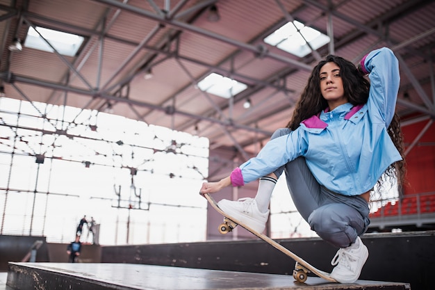 Schönes Mädchen mit einem Skateboard