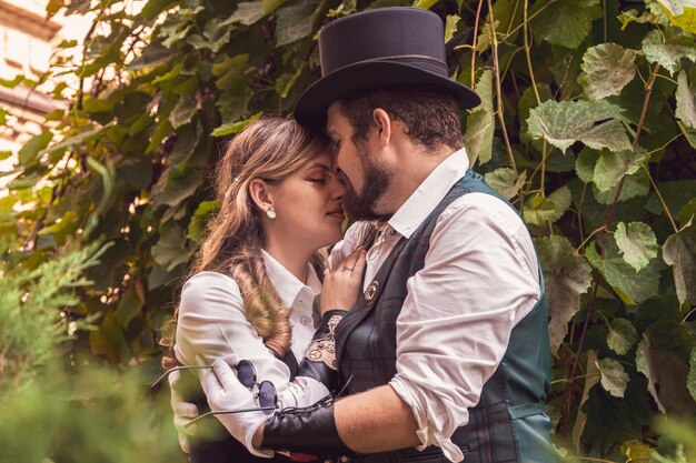 Foto schönes mädchen mit einem verliebten kerlpaar in steampunk-kleidung