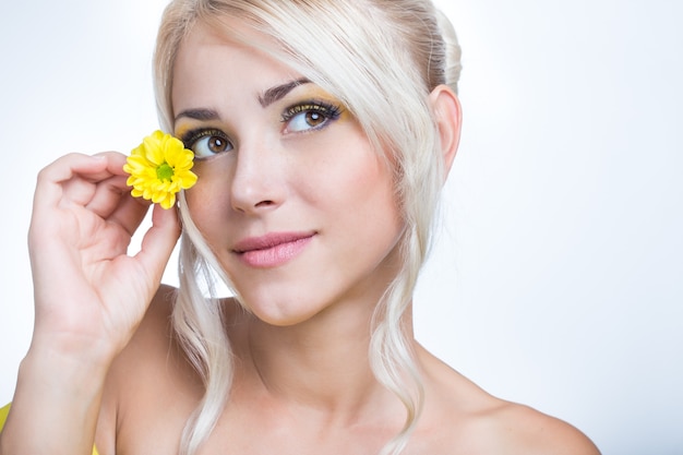 Schönes Mädchen mit gelben Blumen