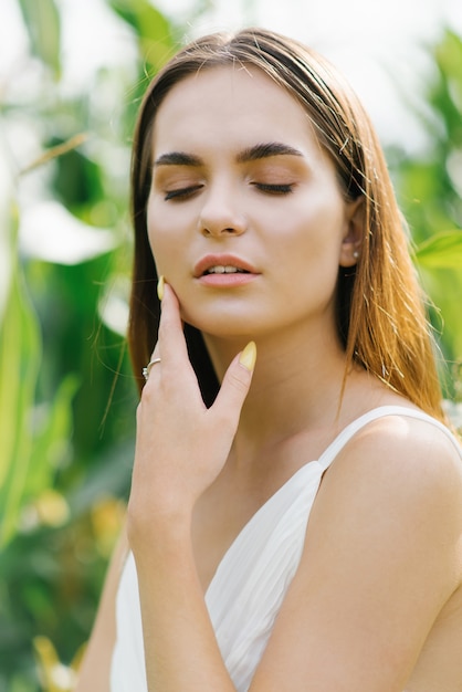 schönes Mädchen mit geschlossenen Augen und professionellen nackten Make-up