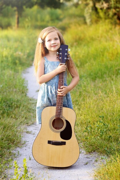 Schönes Mädchen mit Gitarre