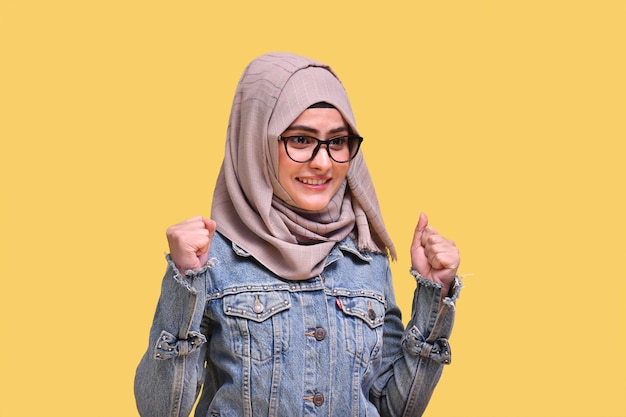 schönes Mädchen mit Hijab und Jeansjacke mit Brille glückliches indisches pakistanisches Modell