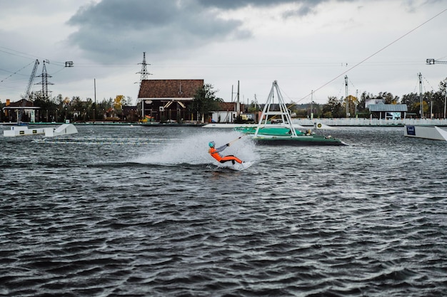 schönes Mädchen mit langen Haaren mit einem Wakeboard