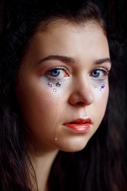 Schönes Mädchen mit Make-up in Paris