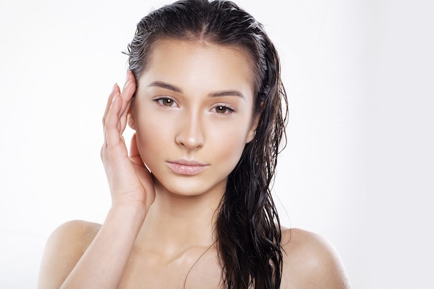 Foto schönes mädchen mit nassen haaren