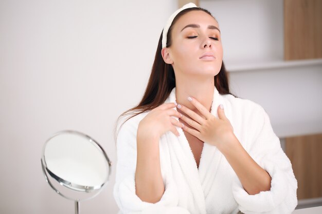 Schönes Mädchen mit natürlichem Make-up zu Hause Schönheits- und Hautpflegekonzept.