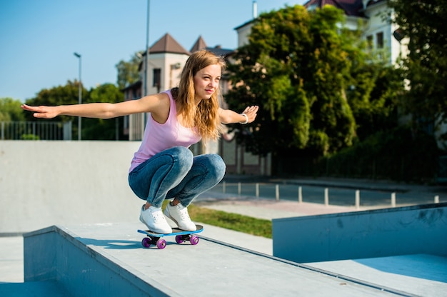 Schönes Mädchen mit Skateboard