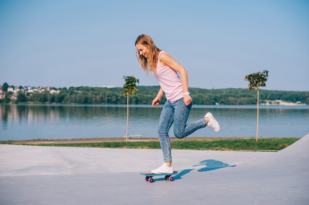 Schönes Mädchen mit Skateboard