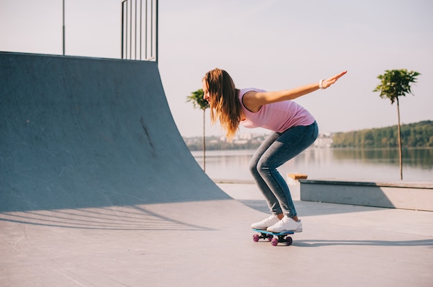 Schönes Mädchen mit Skateboard