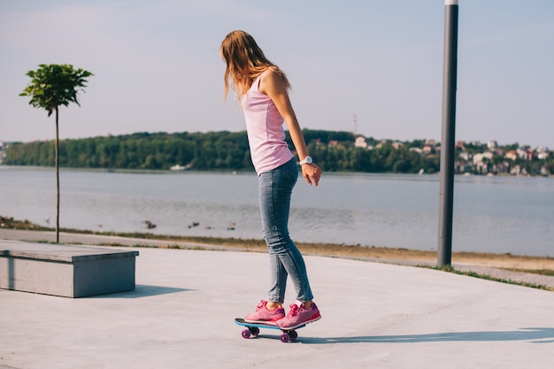 Schönes Mädchen mit Skateboard