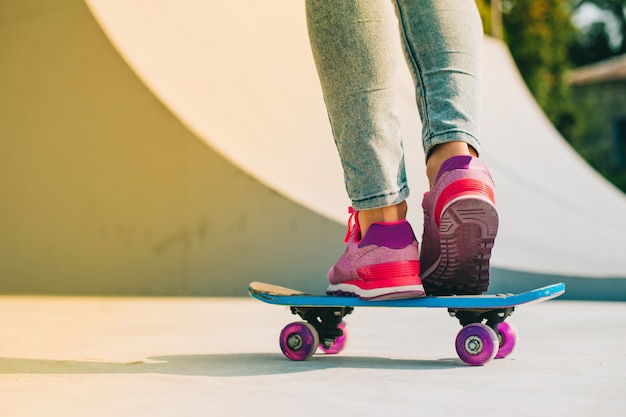 Schönes Mädchen mit Skateboard