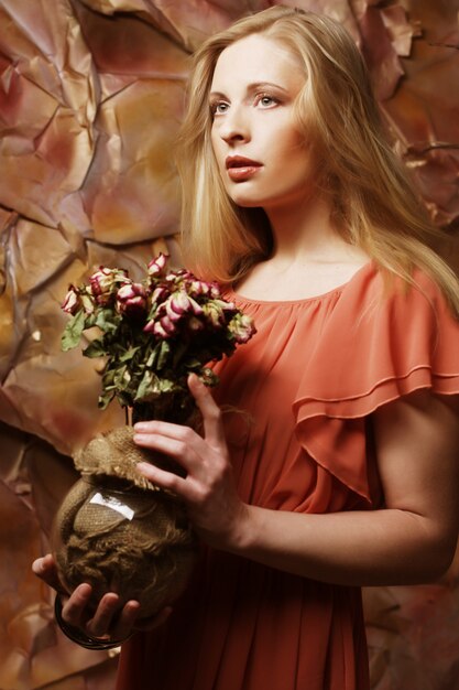 Schönes Mädchen mit trockenen Rosen