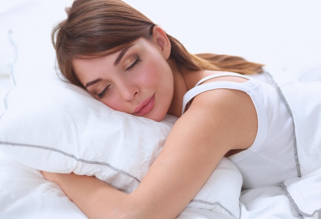 Schönes Mädchen schläft im Schlafzimmer auf dem Bett liegend