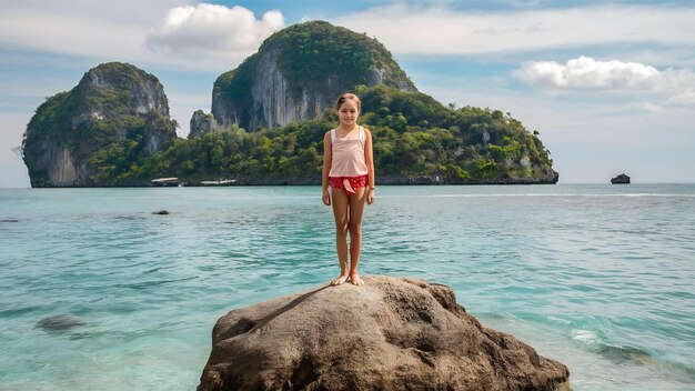 Schönes Mädchen steht auf dem Felsen auf James Bond Island in Phang Nga, Thailand