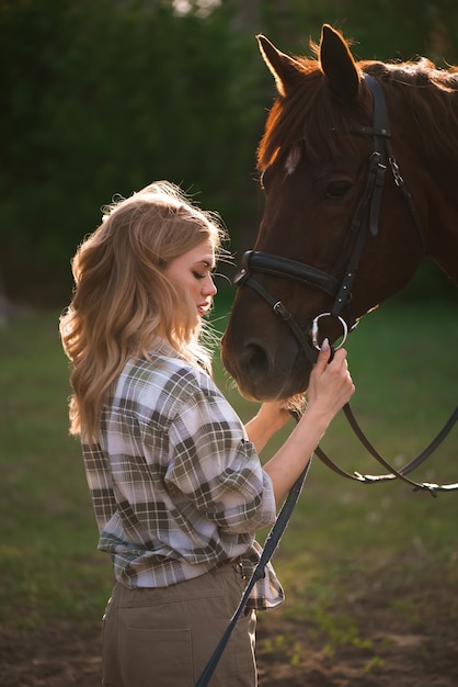 Schönes Mädchen und ein Pferd. Kastanienpferd zusammen mit ihrem Lieblingsbesitzer junge Teenager-Mädchen.