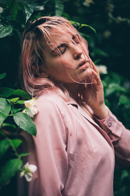 Foto schönes mädchen unter dem sommerregen im park