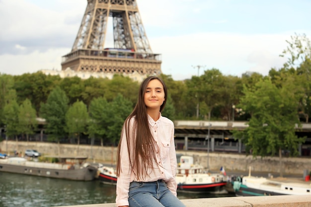 Schönes Mädchen viel Spaß in Paris