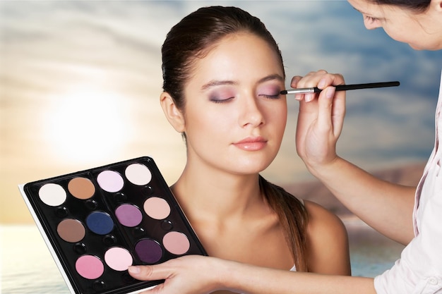 Schönes Make-up, das von der Kosmetikerin im Health Spa aufgetragen wird