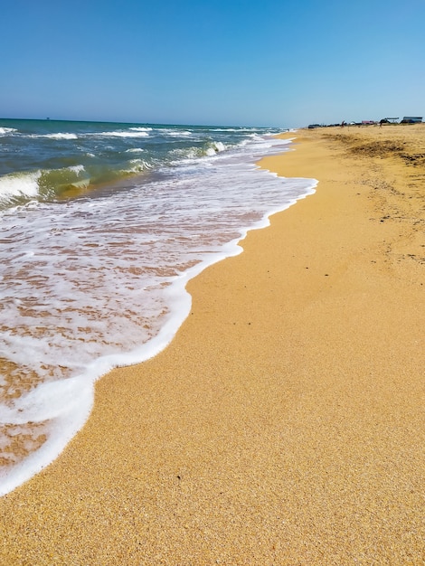 Schönes Meer am Mittag im Sommer klares Wasser Sandstrand