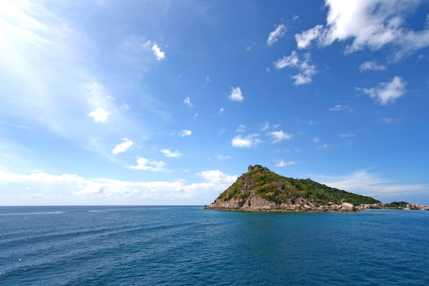 Schönes Meer auf einer tropischen Insel