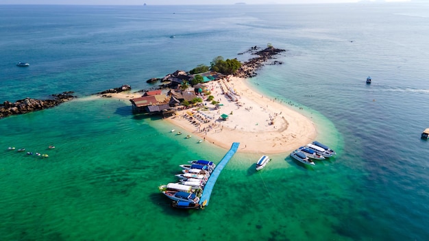 Schönes Meer des hohen Winkels und touristisches Boot bei Khai-Insel Phuket Thailand