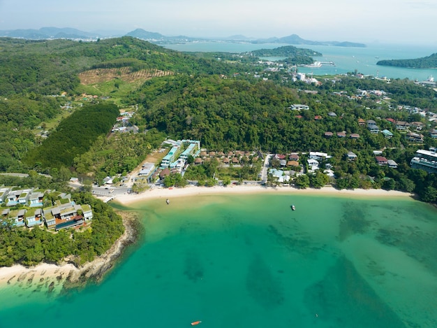 Schönes Meer in der Sommersaison auf der Insel Phuket Thailand ReisebooteOzean während der Sommerlandschaft