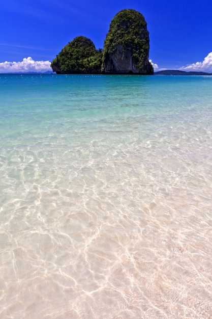 Schönes Meer in Krabi, südlich von Thailand