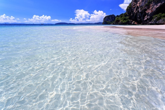 Schönes Meer in Krabi, südlich von Thailand