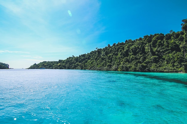 Schönes Meer mit klarem Himmel und Insel