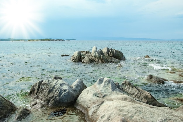 Schönes Meer mit Ufer auf Naturhintergrund