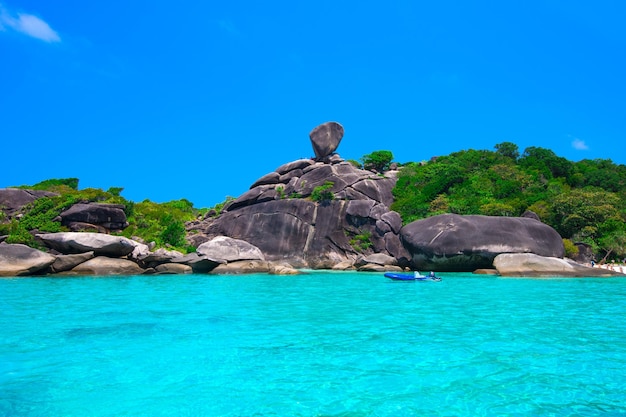 Schönes Meer und blauer Himmel auf der Similan-Insel Andamanensee Thailand