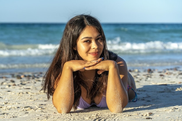 Schönes mexikanisches Latina-Mädchenporträt mit schwarzen Haaren