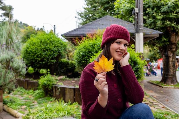 Schönes Modell, das ein trockenes Blatt hält