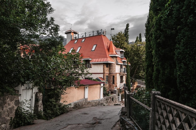 Schönes modernes Haus im Stil einer mittelalterlichen Burg in Gurzuf auf der Krim