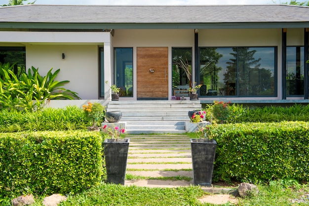 Schönes modernes Haus in der Naturumgebung