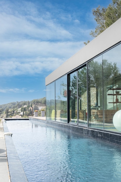 Schönes modernes Haus mit Erkerfenster und Swimmingpool in Südfrankreich