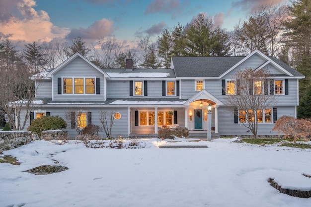 Schönes modernes Haus, umgeben von Natur im Winter