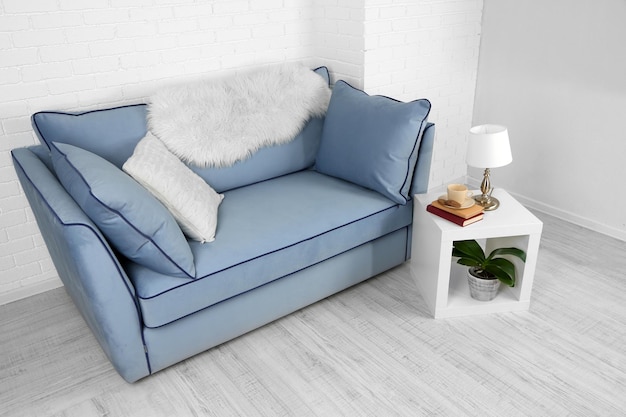 Schönes modernes Wohnzimmer mit blauem Sofa