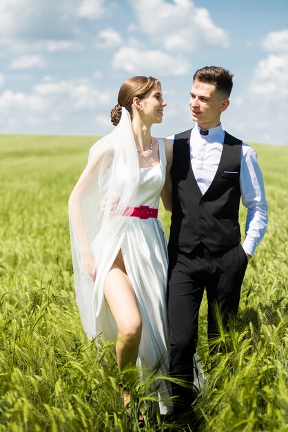 Schönes modisches Brautpaar am Hochzeitstag